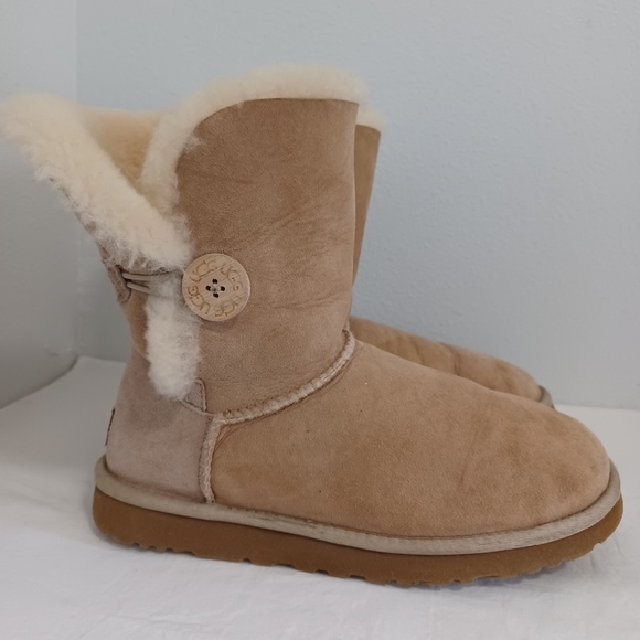 Ugg Bailey Button Tan Suede Leather Short Boots Women's Size 7 - Picture 7 of 14
